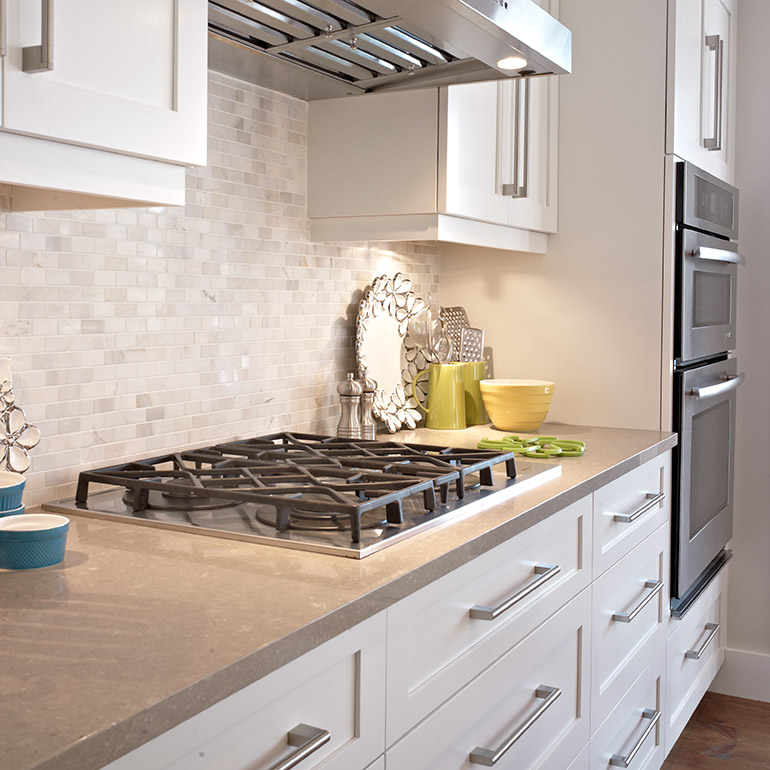 Cuisines Beauregard |Built-in oven and separate cooktop in a contemporary kitchen